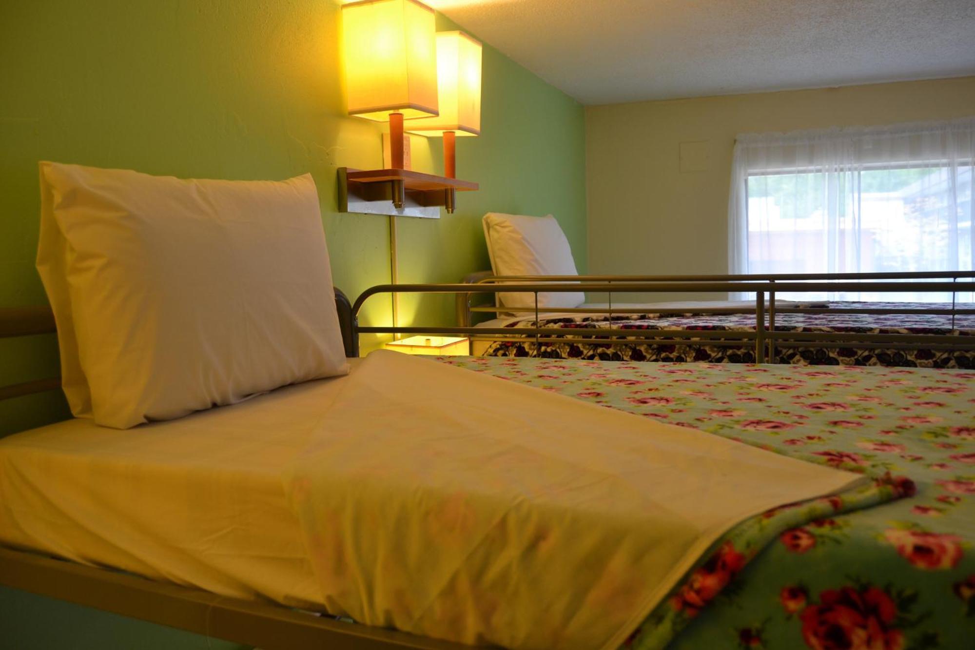 Cascades Inn Bloomington Bagian luar foto